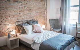 Lion Apartments - Silver